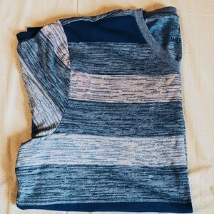 Slim fit, v-neck tshirt